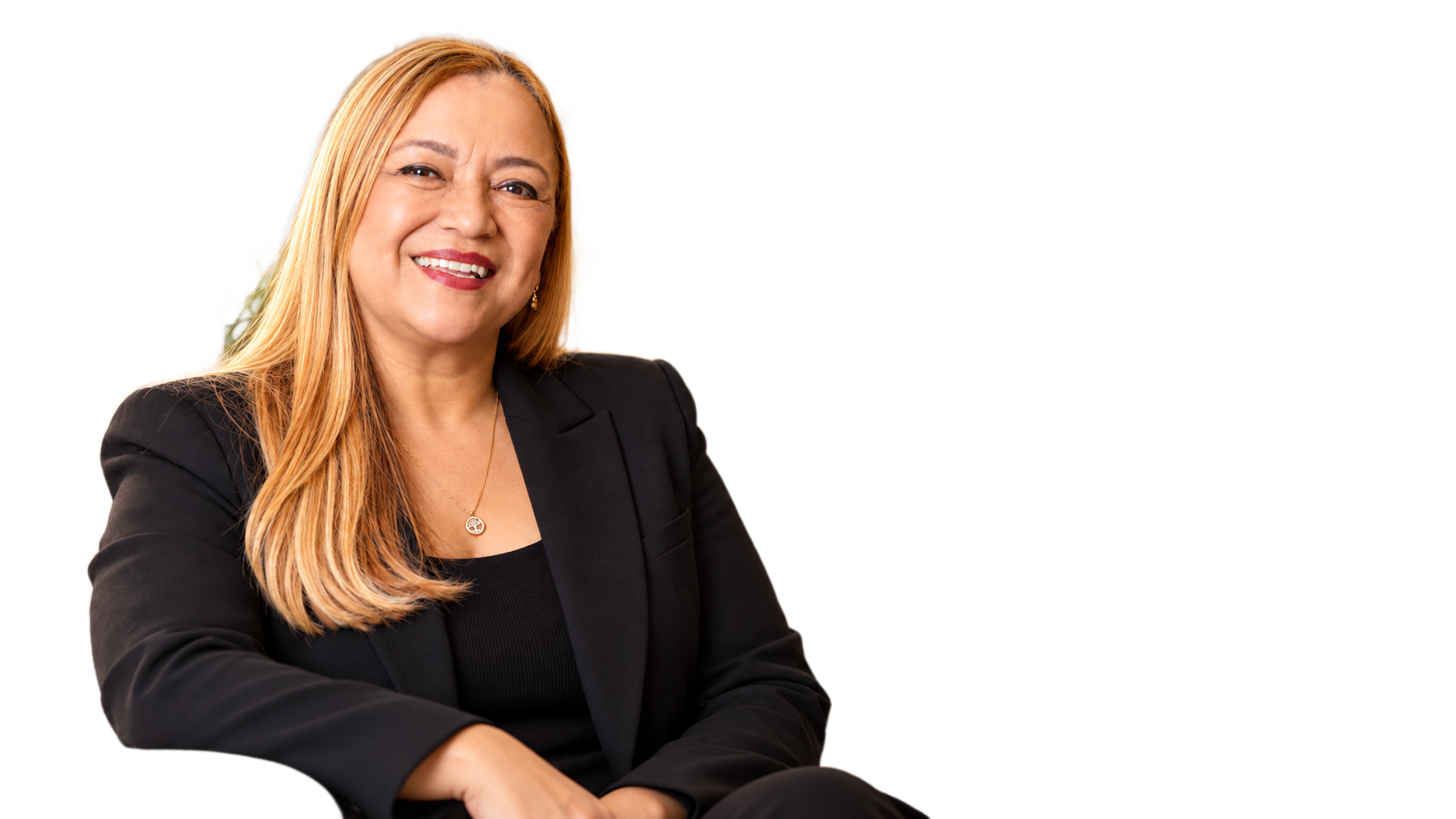 Retrato de Hellen Xavier sorrindo, de blazer preto
